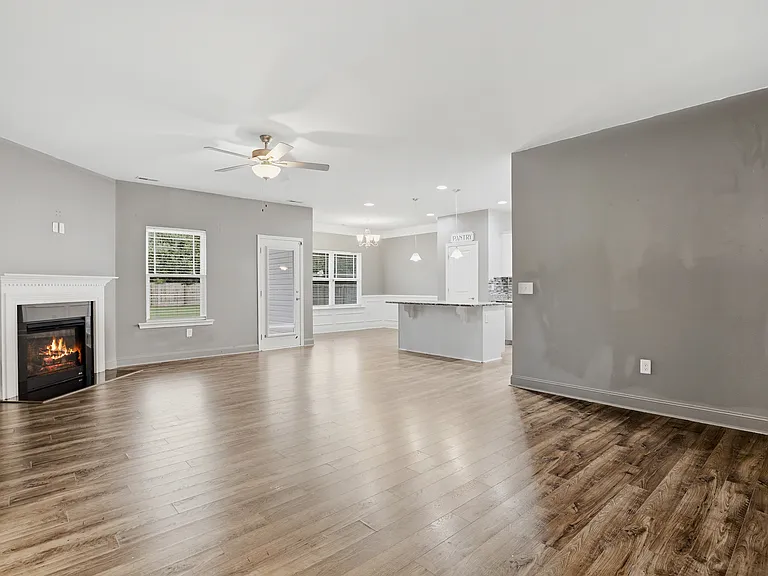 102 Glasgow Ln — Photo 9