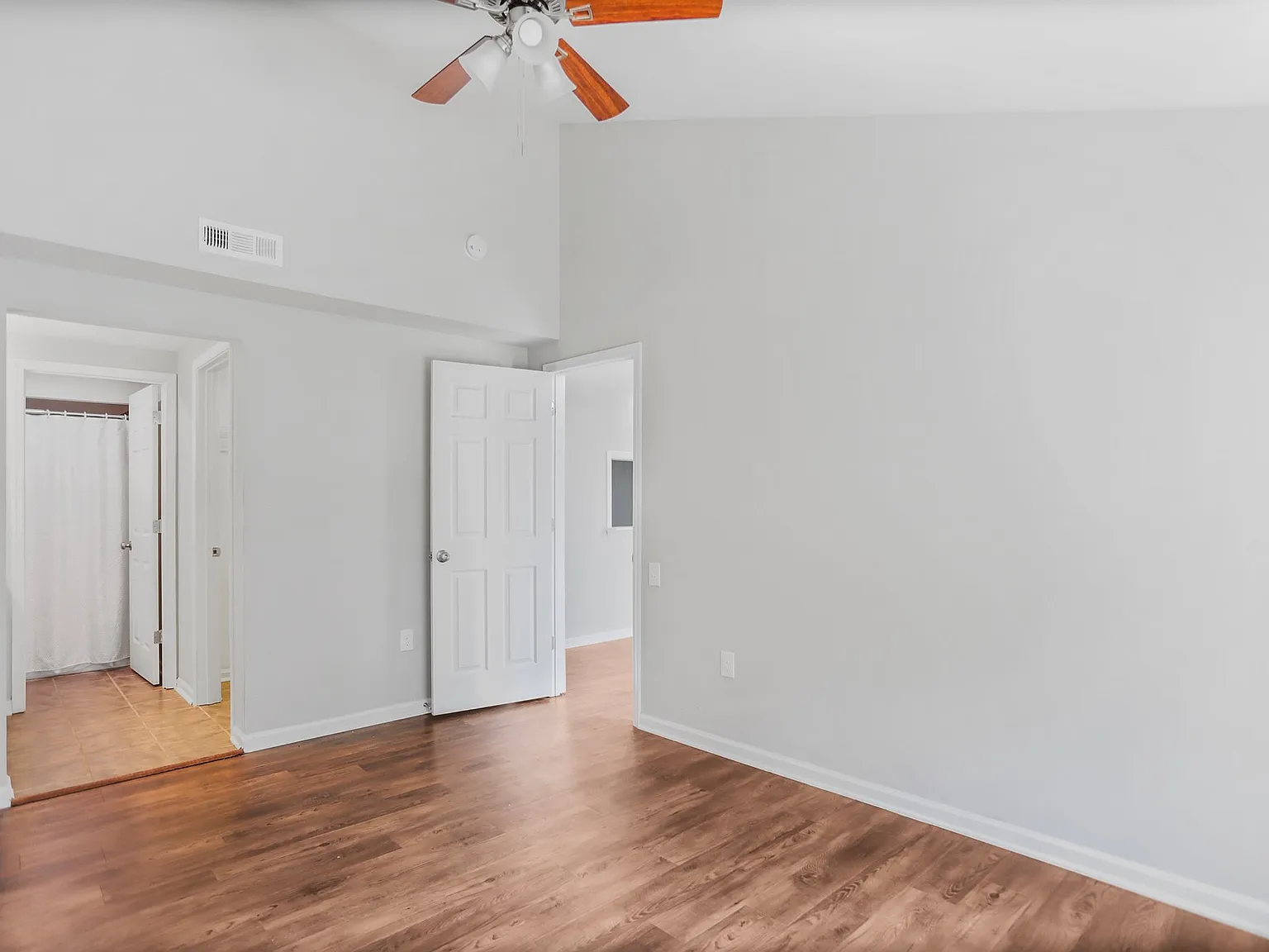 3 bed, 1112 sqft, $2,100 — Photo 2