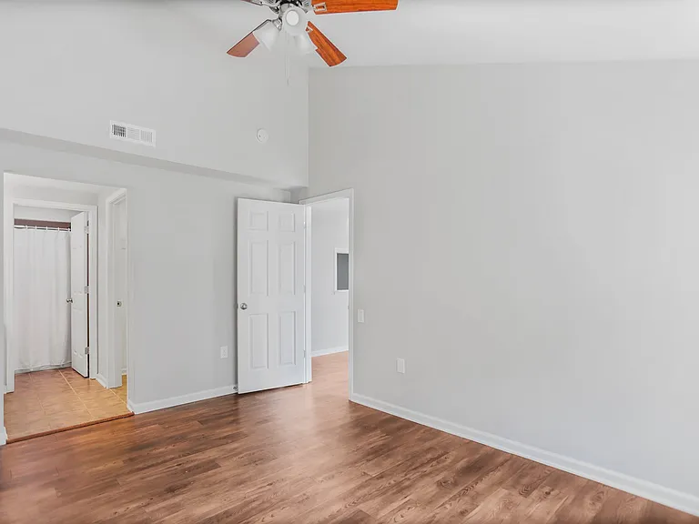 1523 Kensington Dr — Photo 2