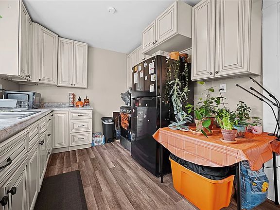 Kitchen (Gas stove, fridge)
