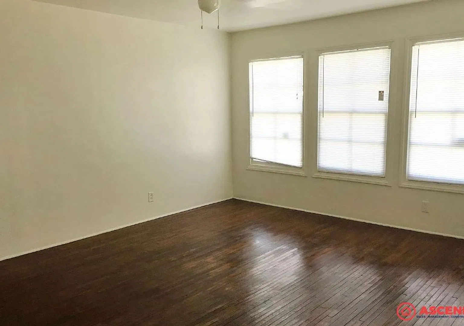 Cozy 3 Bedroom Home Off Truxtun and Oak! — Photo 3