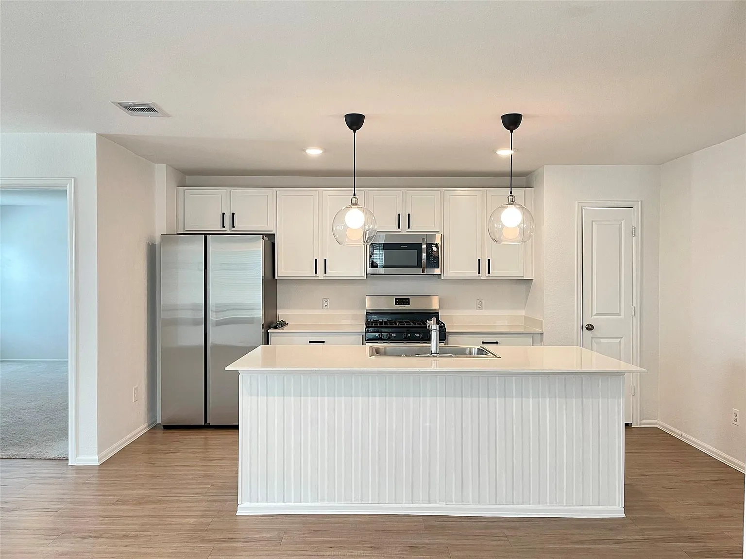 4 bed, 2.0 bath, 1831 sqft, $2,350 — Photo 3
