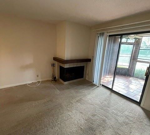 4th image of 924 Courtside Villas St