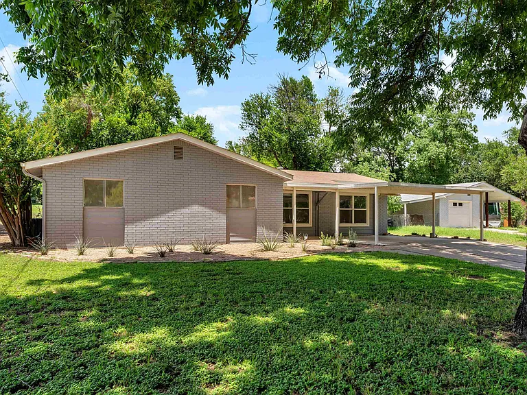 1803 Bluebonnet Ln — Photo 3