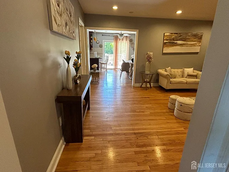 869 Gates Ave — Photo 6
