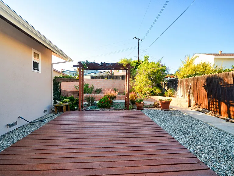 7611 Adelanto Dr — Photo 32