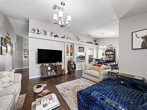 3rd image of 803 High Point Ct