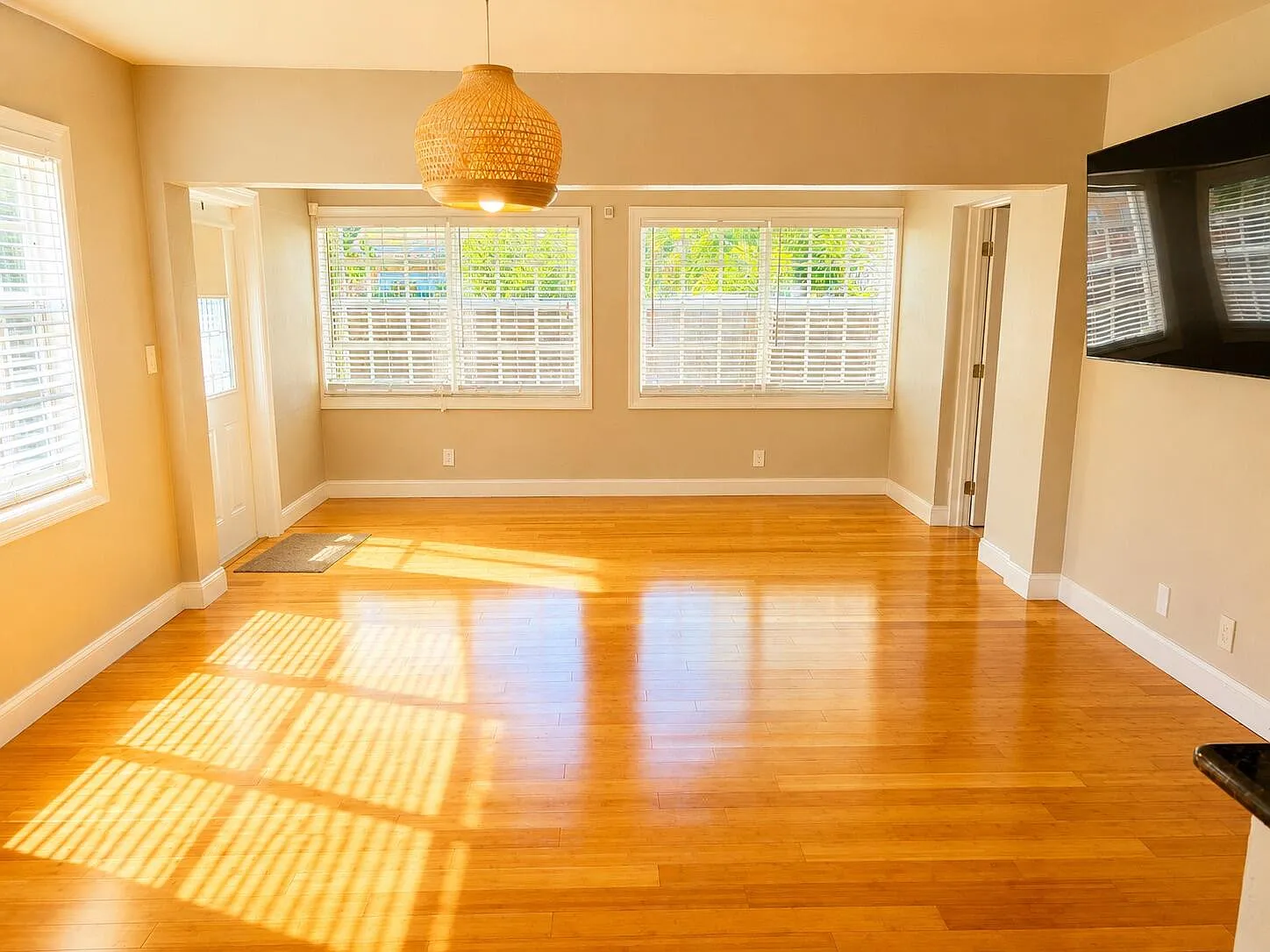 3 bed, 1.0 bath, 1202 sqft, $3,100 — Photo 3