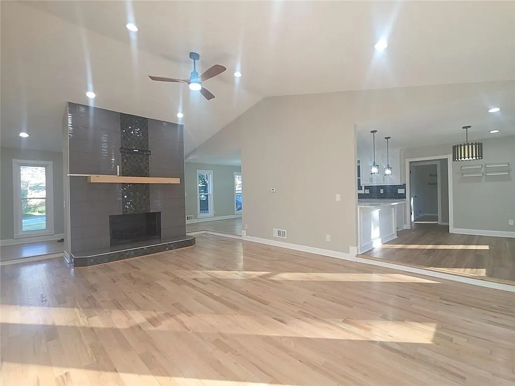 5 bed, 3.0 bath, 3514 sqft, $3,850 — Photo 4