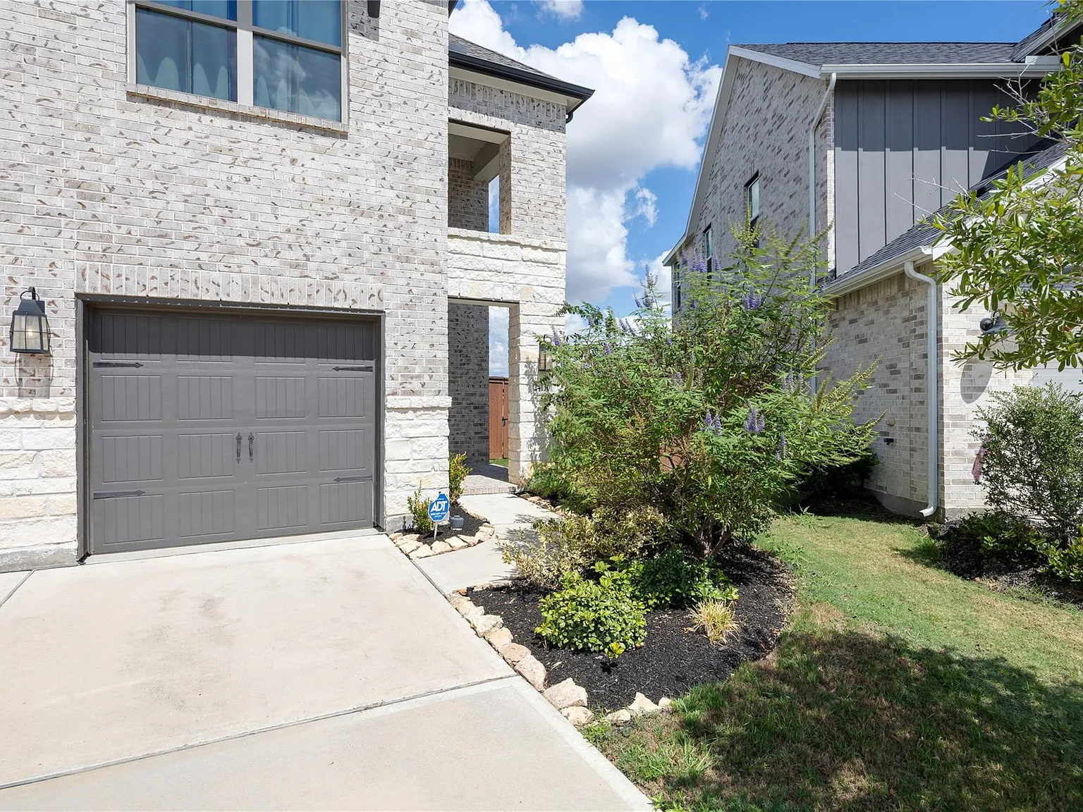 4 bed, 3.5 bath, 2425 sqft, $2,950 — Photo 3