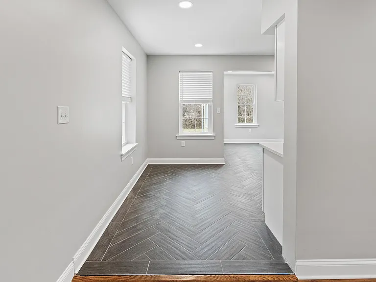 731 E Elm St — Photo 21