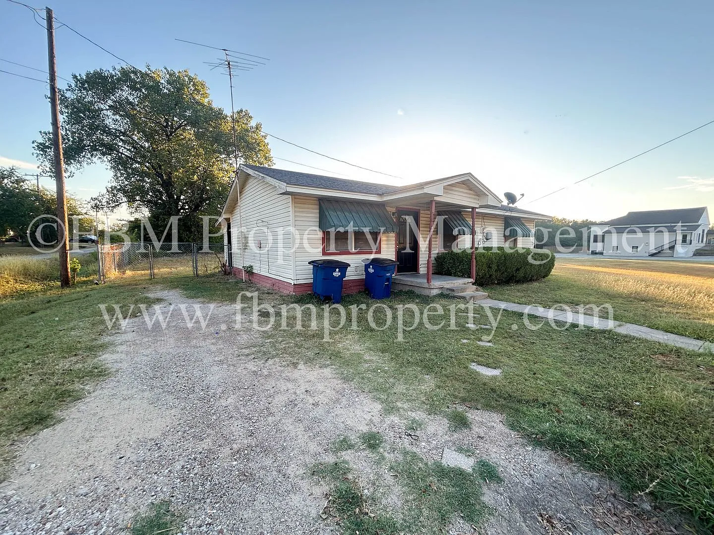 1312 Shawnee - Cozy 3 Bedroom, 1 Bathroom Home on a Corner Lot in Ennis, TX! — Photo 2
