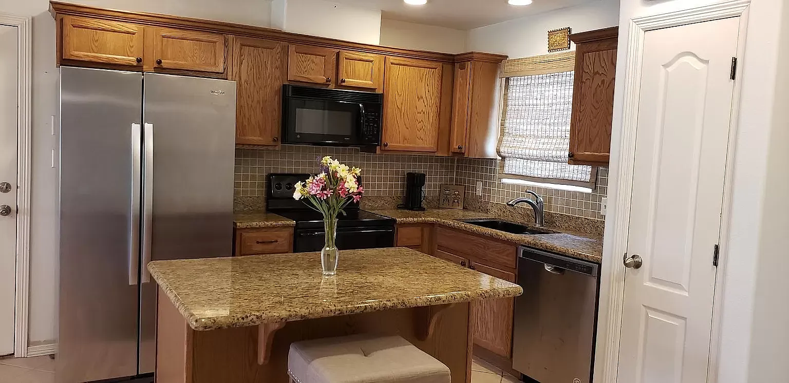 2 bed, 1015 sqft, $1,750 — Photo 4