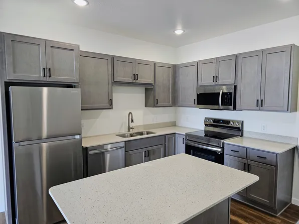 105 Michael Ct NW #15, Hutchinson, MN 55350