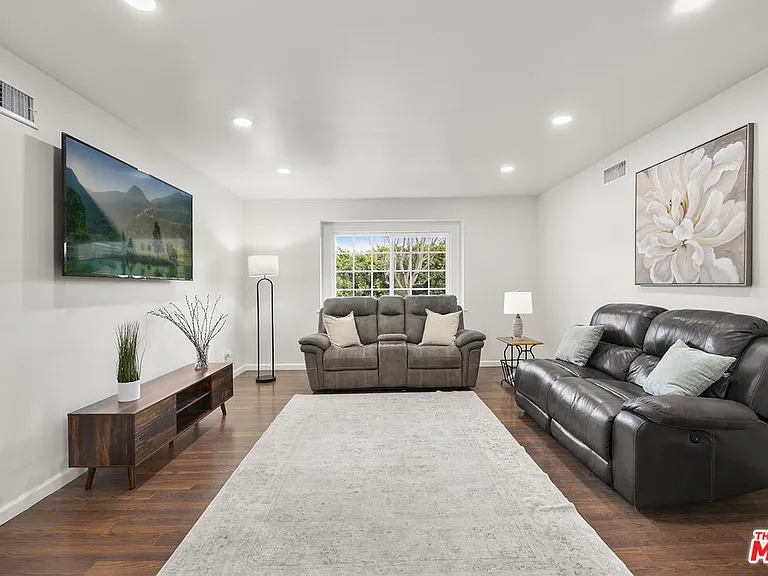 1061 N Euclid St — Photo 5