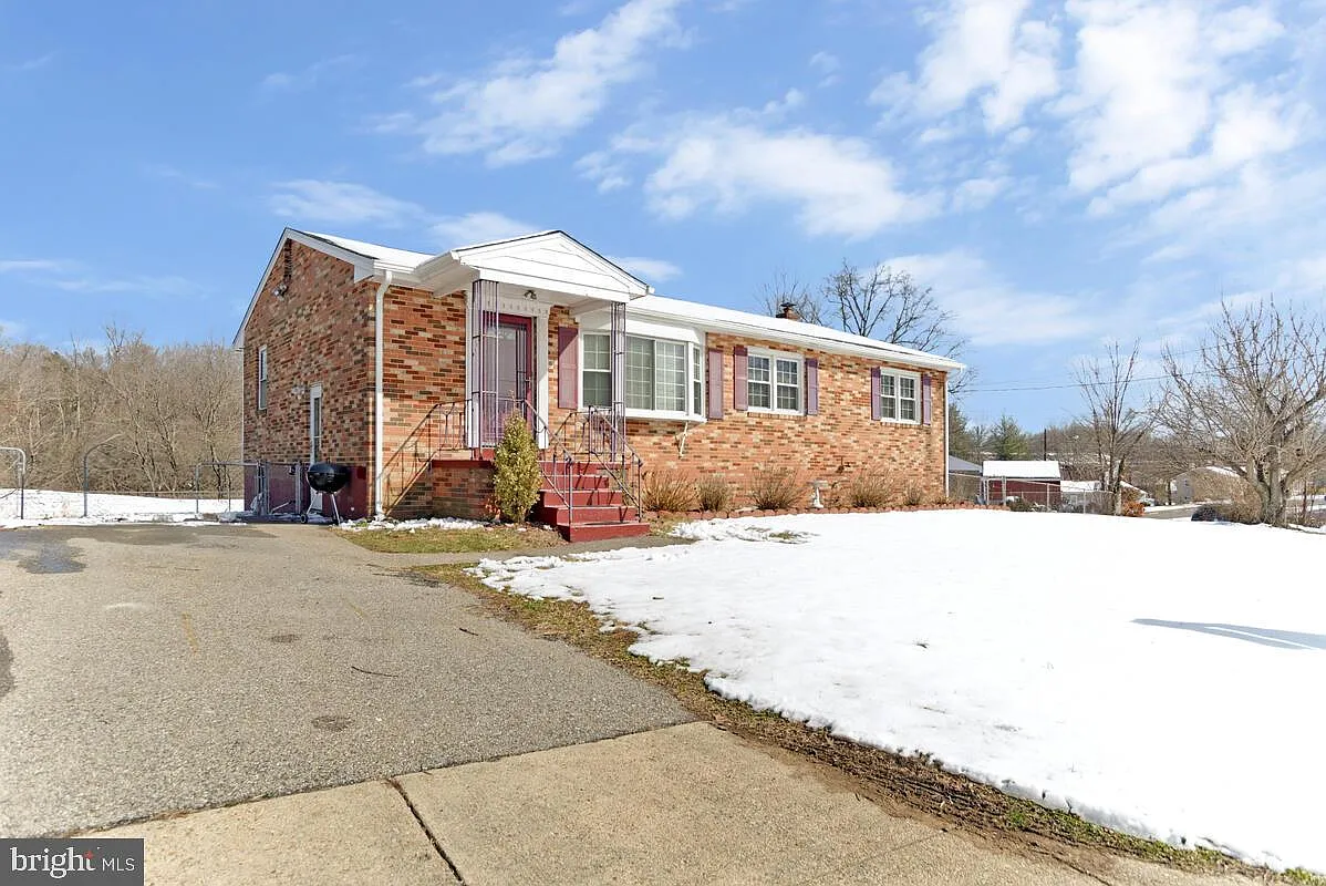 9012 Phyllis Dr photo 1