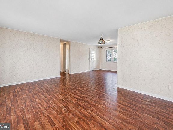 3rd image of 37 Brierdale Ln