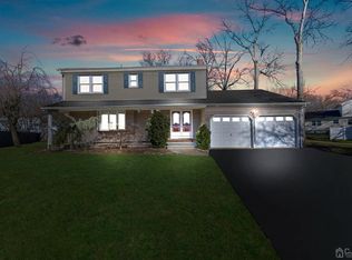 8 Queens Ct, Edison, NJ 08817