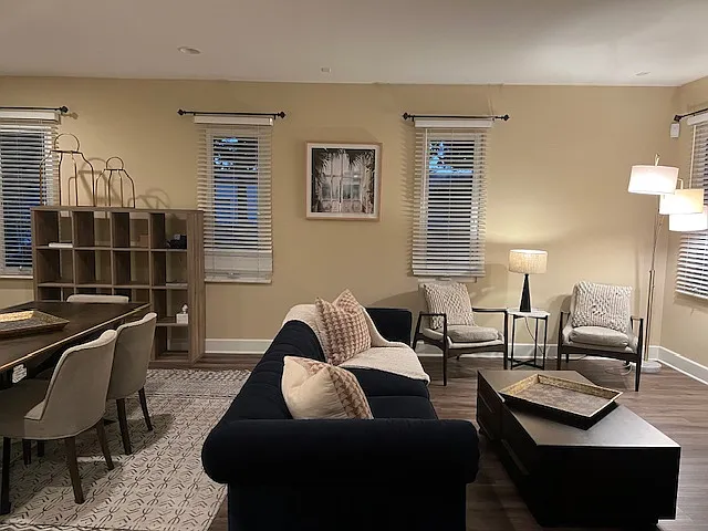 4 bed, 1977 sqft, $2,350 — Photo 2