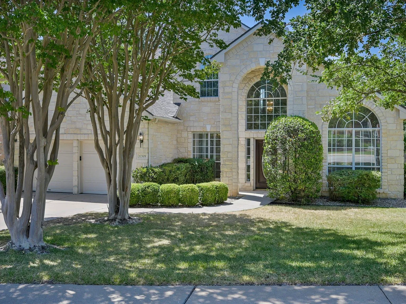4 bed, 2.5 bath, 3237 sqft, $4,695 — Photo 1