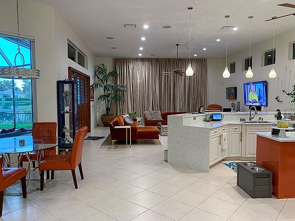 Family rm & gourmet kitchen