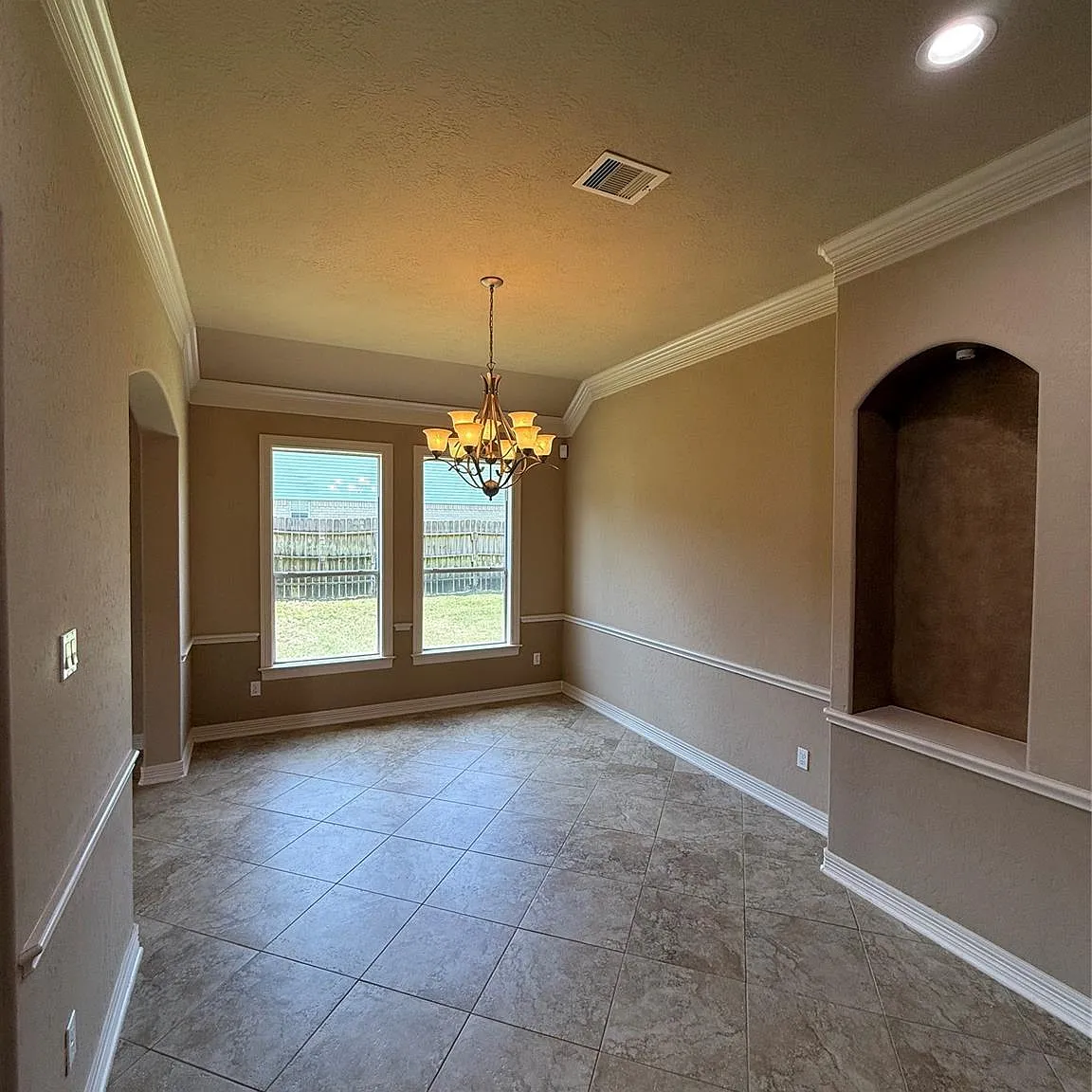 4 bed, 2.5 bath, 2354 sqft, $3,000 — Photo 4