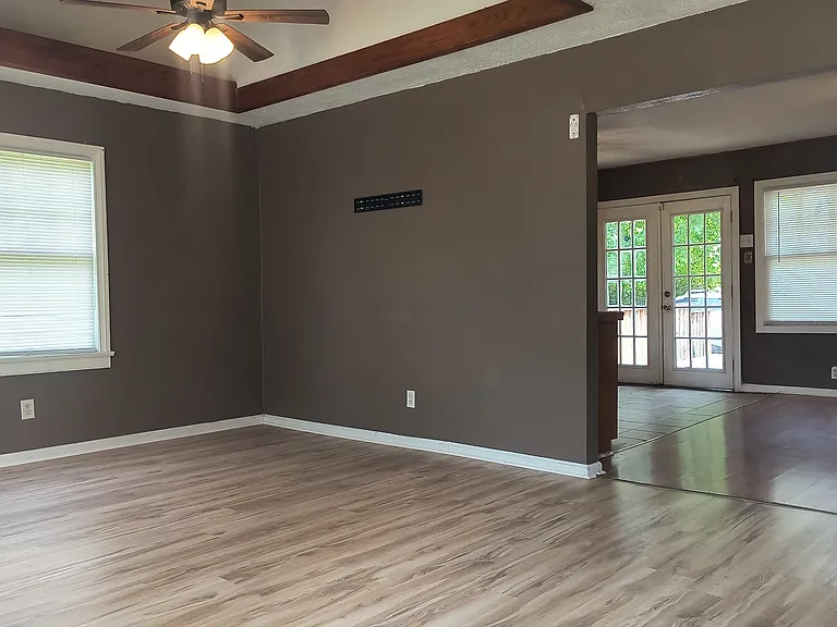 1113 W 33rd Ave — Photo 2