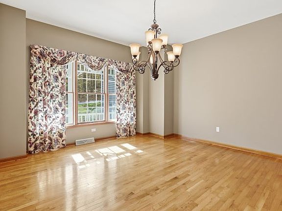 5th image of 256 Queen Esther Dr