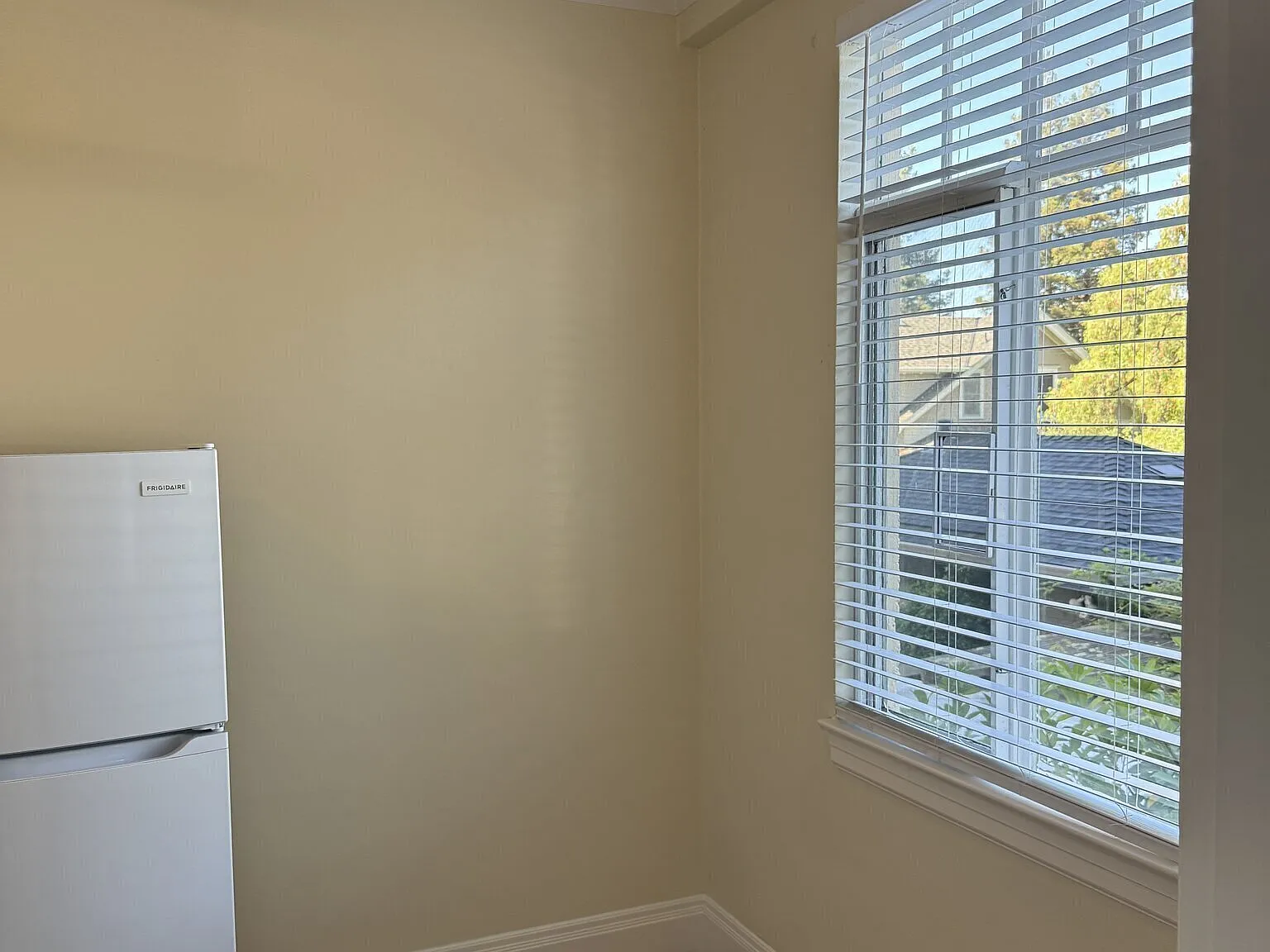 Bright Updated Studio in Downtown Palo Alto Staller Court — Photo 4