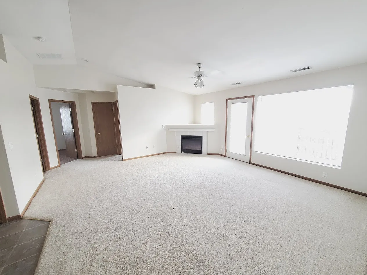 2 bed, 900 sqft, $1,400 — Photo 2