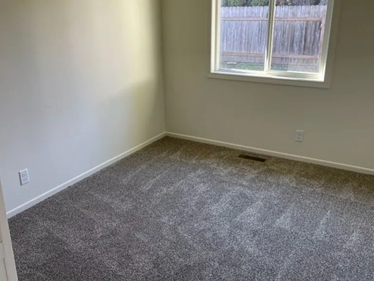 1045 Raffon Ct SE — Photo 10