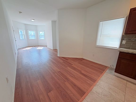 3rd image of 1115 Mary St