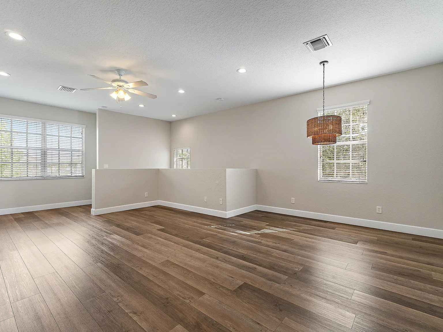 3 bed, 2.0 bath, 1458 sqft, $2,300 — Photo 4
