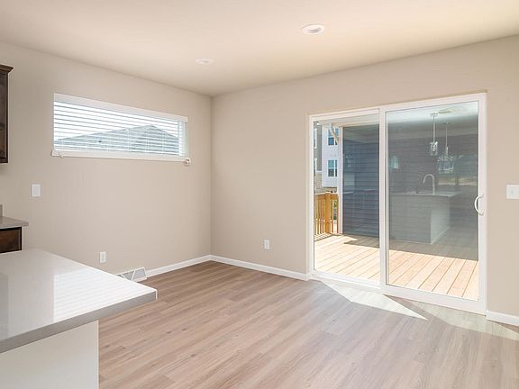 5th image of 665 Hillcrest Dr