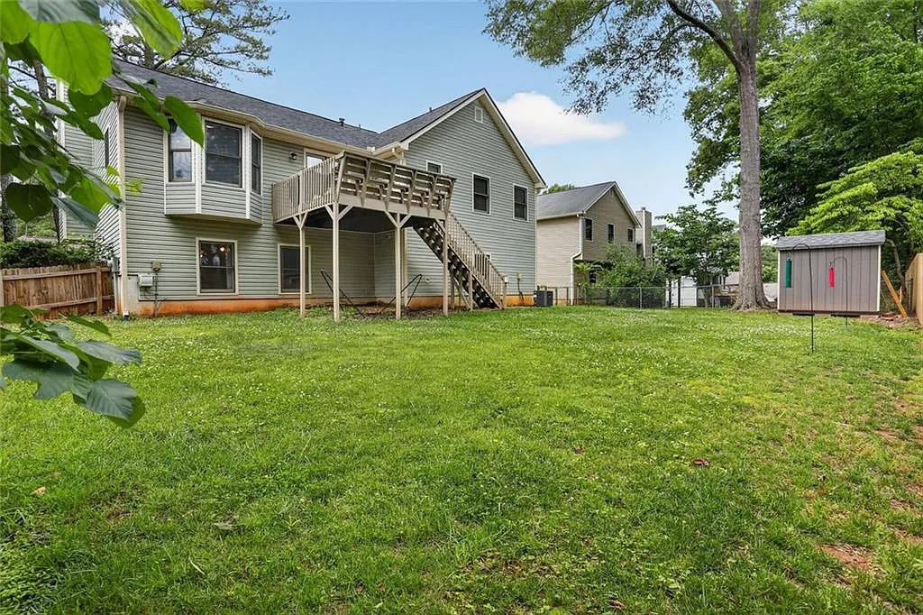 4 bed, 2.0 bath, 2252 sqft, $2,600 — Photo 2