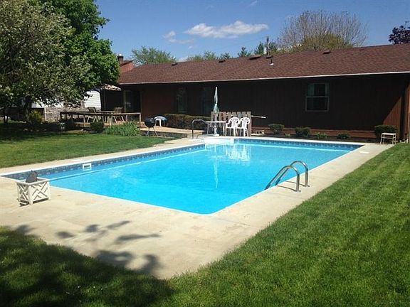 3rd image of 19 Woodmont Ct