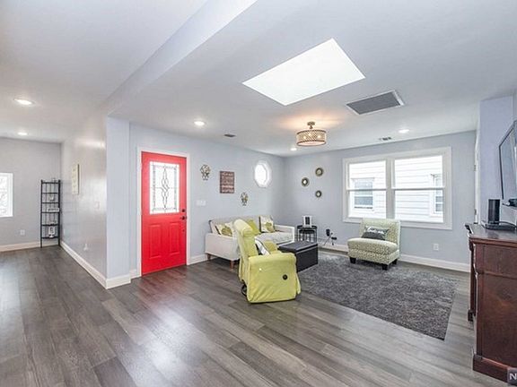 2nd image of 60 Garibaldi Ave Floor 2