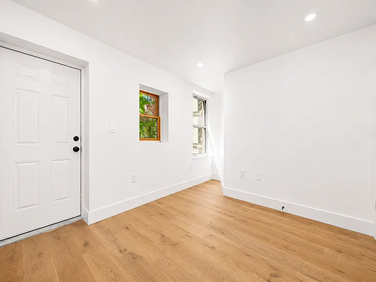 138 Noble St #G — Photo 9