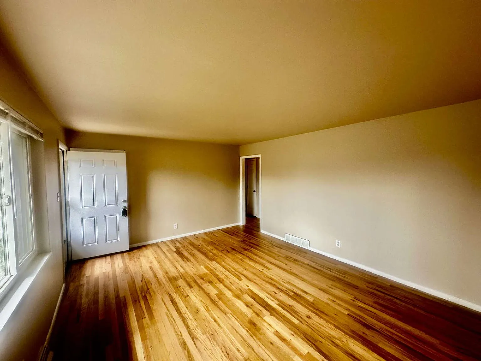 3 bed, 1.0 bath, 1000 sqft, $2,200 — Photo 3