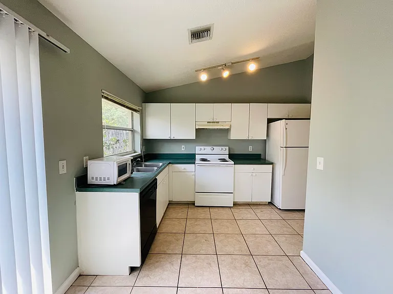 1654 Hawthorne Pl — Photo 3