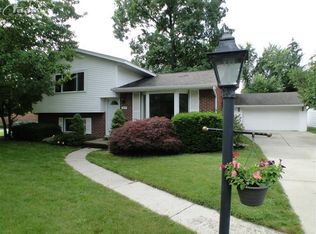 909 North Rd, Fenton, MI 48430