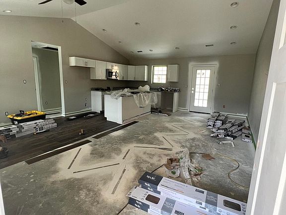 3rd image of 3135 Greenway Dr