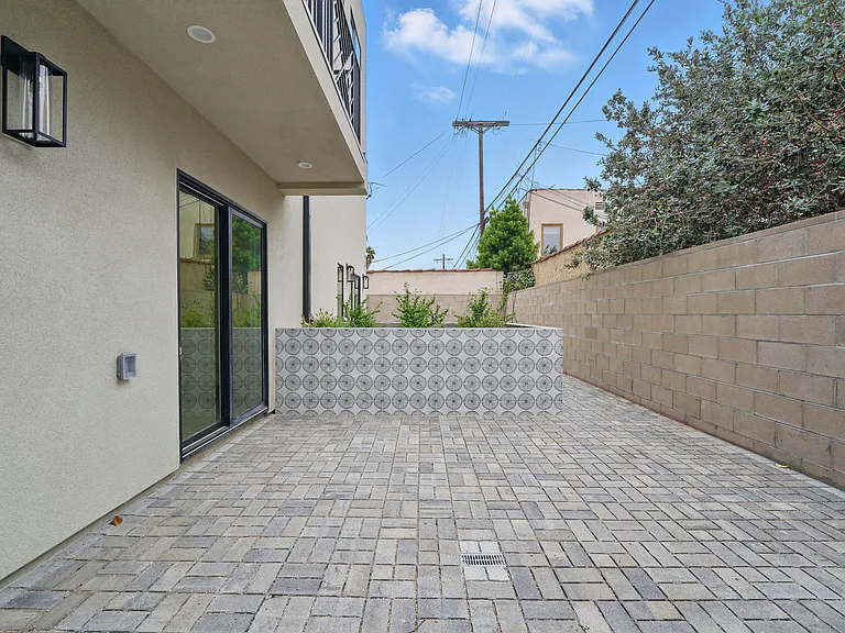 8236 1/2 Blackburn Ave — Photo 25