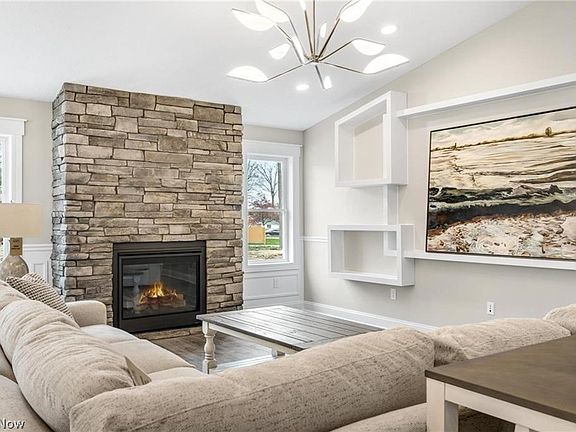 5th image of 987 Pin Oaks Dr