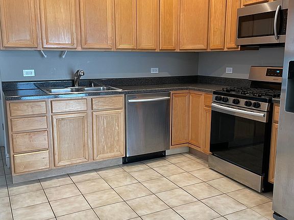 5th image of 6717 N Oxford Ave Floor 1
