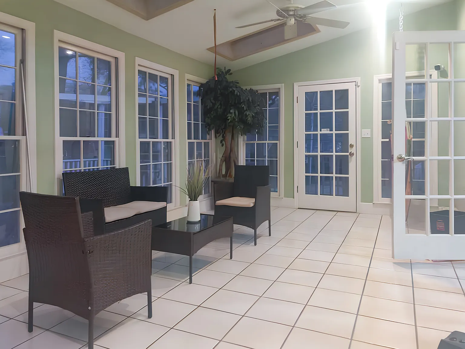 4 bed, 2.5 bath, 1699 sqft, $957 — Photo 2