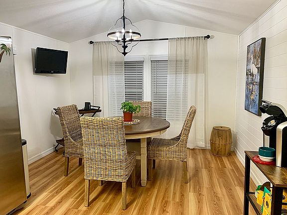 3rd image of 3865 Honolulu Dr