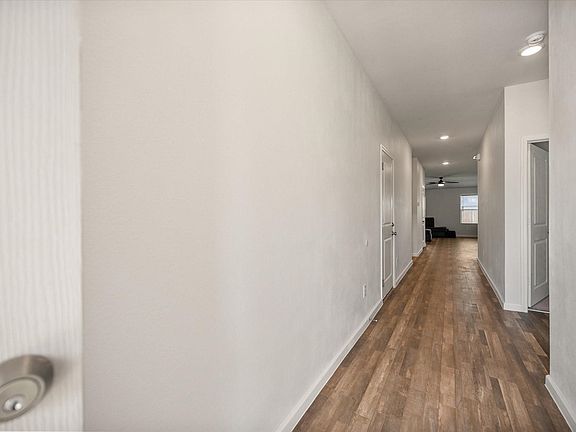 4th image of 909 Avagail Ave