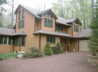 2370 Overlook Ln, Pocono Pines, PA