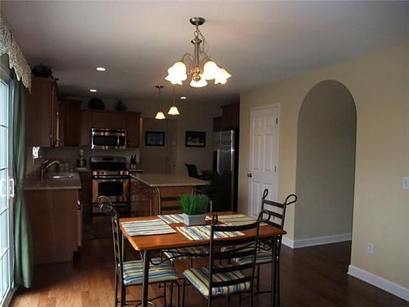Eat-in kitchen